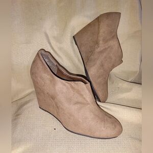 Size 10 Wedge Boot-shoes Tan suede-like Xlent Condition